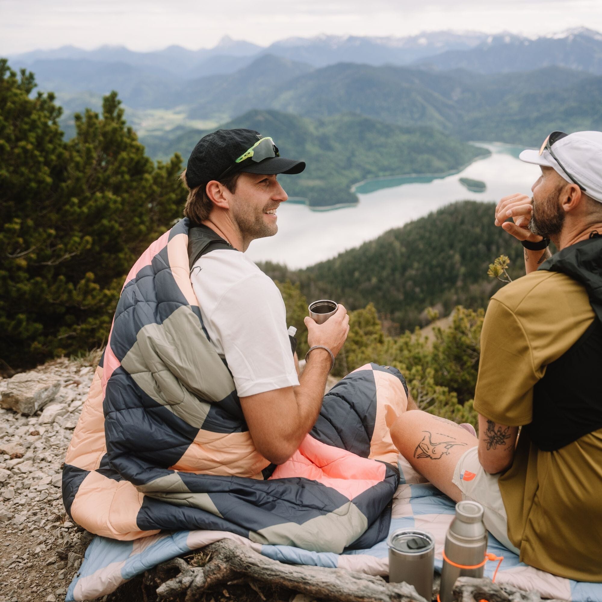 VOITED アウトドア リップストップ ピローブランケット - 多目的 断熱/防水ブランケット キャンプ、ハイキング、ピクニック/ビーチに VOITED Recycled Ripstop Travel Blanket - Camp Vibes Two